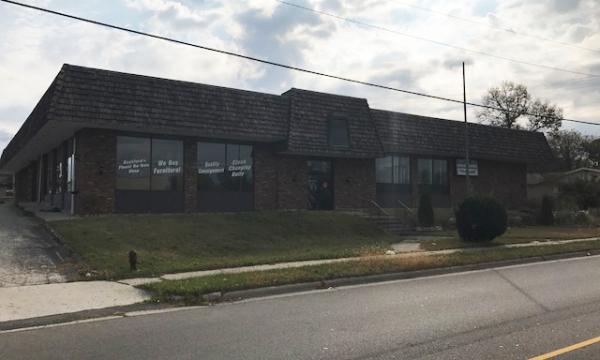 Auction 12/14: 11,000 SF Retail Showroom With Warehouse Near US 20