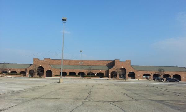 Big box retail at Arlington Heights and Lake Cook in Buffalo Grove for rent