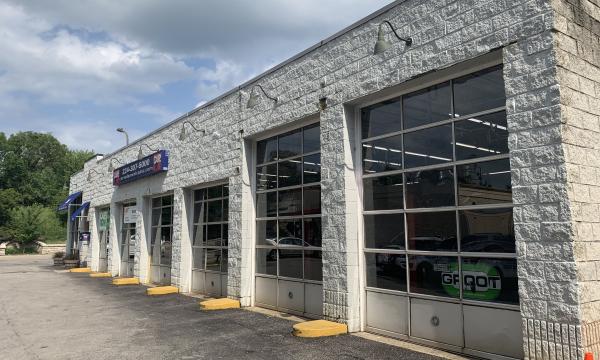 Highly visible single tenant building on Green Bay Rd